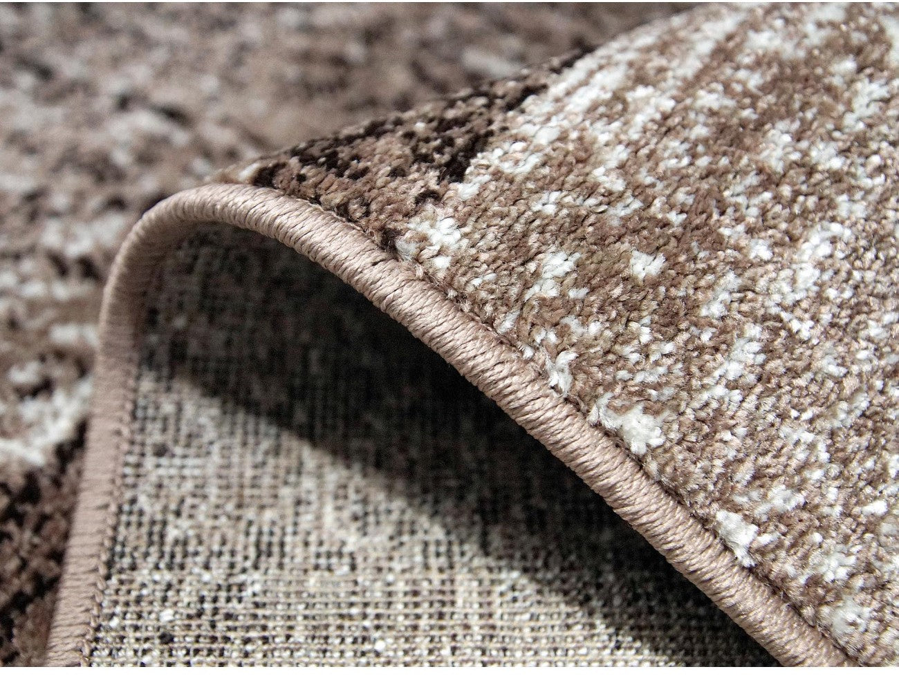 Detaliu margine covor oval bej maro cu finisaj festonat si cusaturi rezistente, material durabil