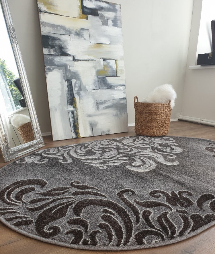 Covor oval modern gri antracit cu model ornamental elegant asezat in living stil contemporan