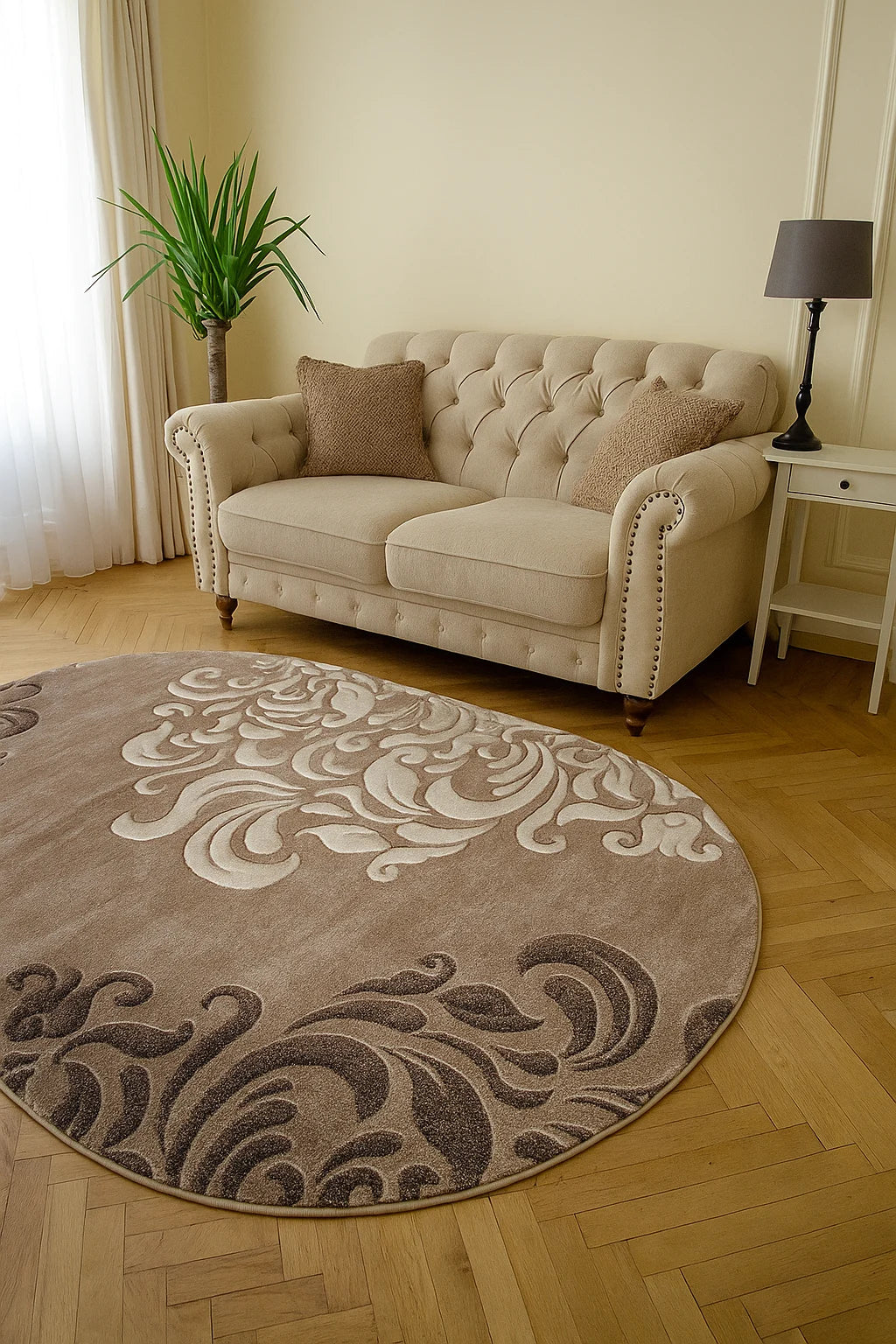 Covor oval modern maro bej cu model ornamental elegant asezat in living stil contemporan