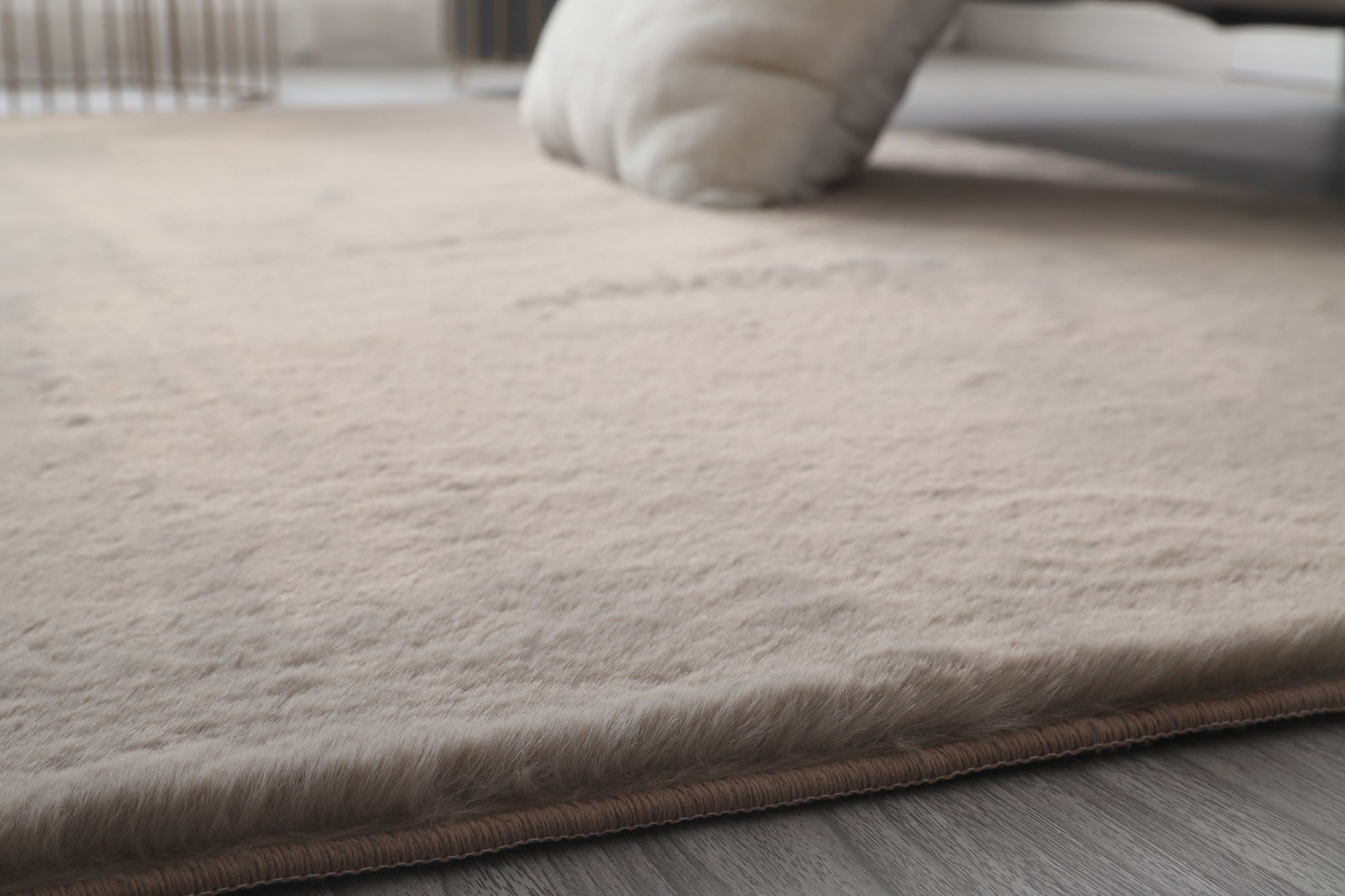 Covor pufos cappuccino pentru living, gros si moale, tip blanita, ideal pentru confort si design elegant