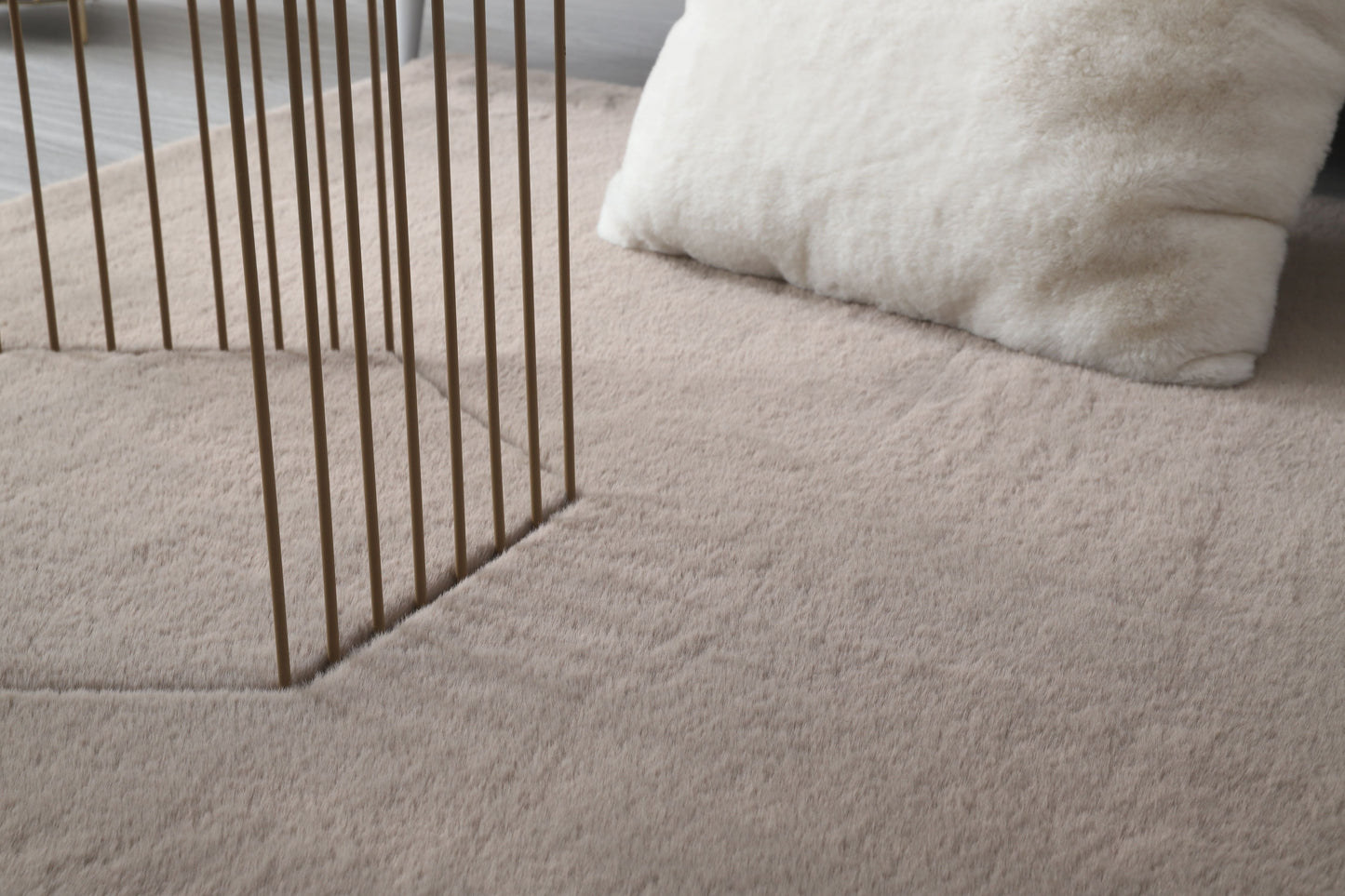 Covor pufos cappuccino pentru living, textura moale tip blanita, perfect pentru decor modern si relaxare