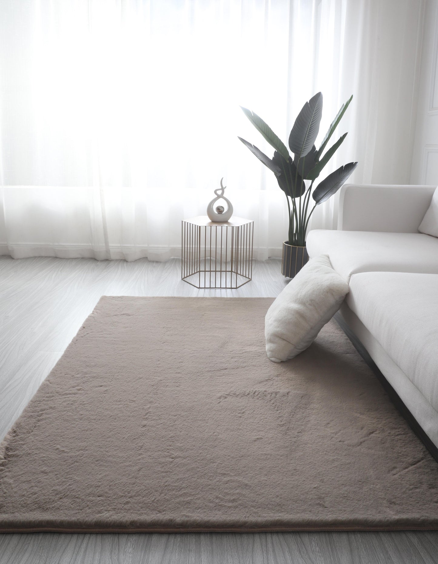 Covor pufos cappuccino pentru living, tip blanita, design modern si elegant, ideal pentru confort zilnic
