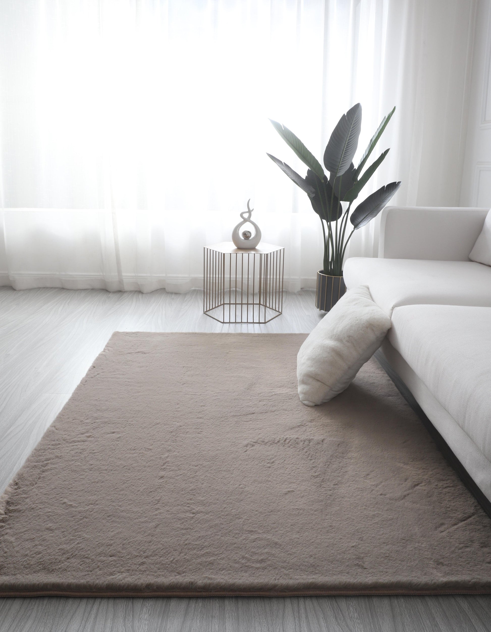 Covor pufos cappuccino pentru living, tip blanita, design modern si elegant, ideal pentru confort zilnic