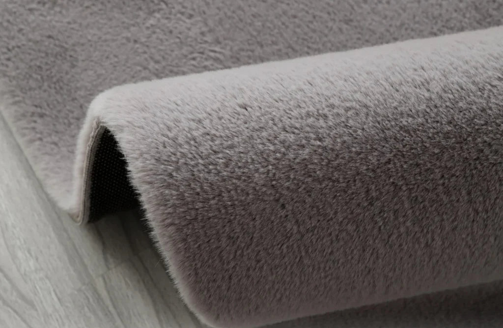 Covor pufos gri tip blanita, textura fina si placuta la atingere, ideal pentru confort zilnic