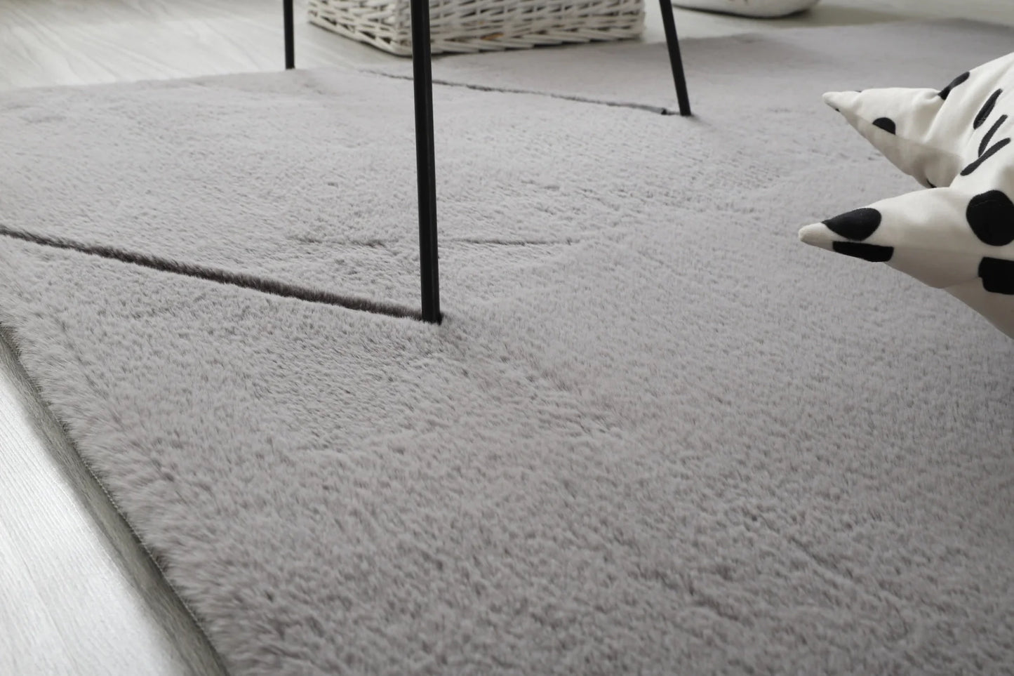 Covor pufos gri deschis tip blanita, textura moale si placuta, ideal pentru utilizare zilnica in living