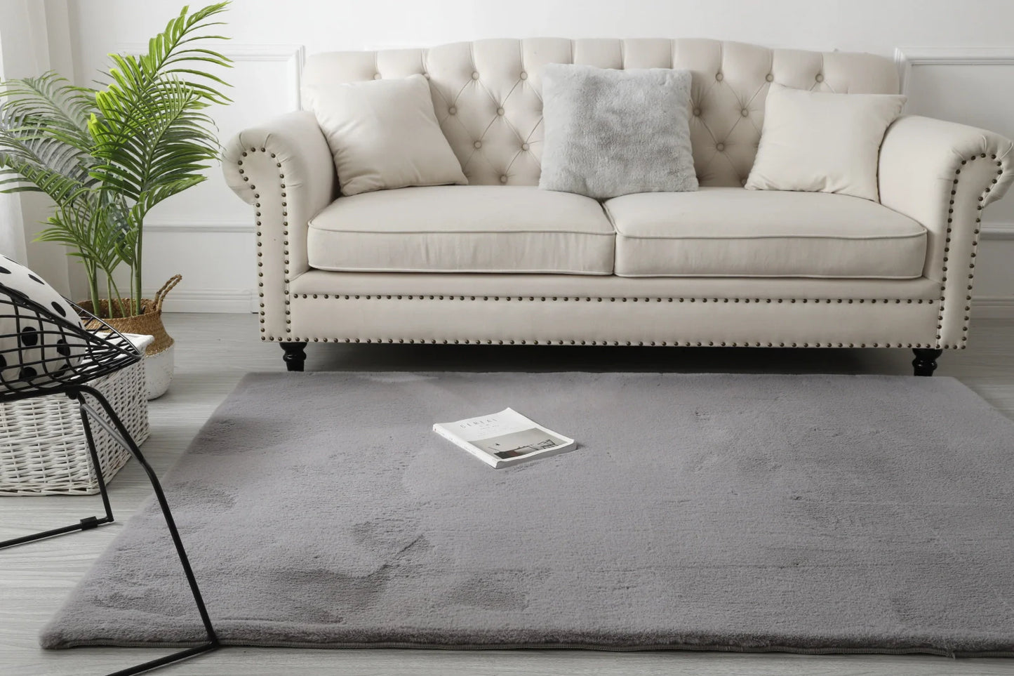 Covor pufos gri deschis pentru living, stil elegant, tip blanita, perfect pentru decor modern si confort