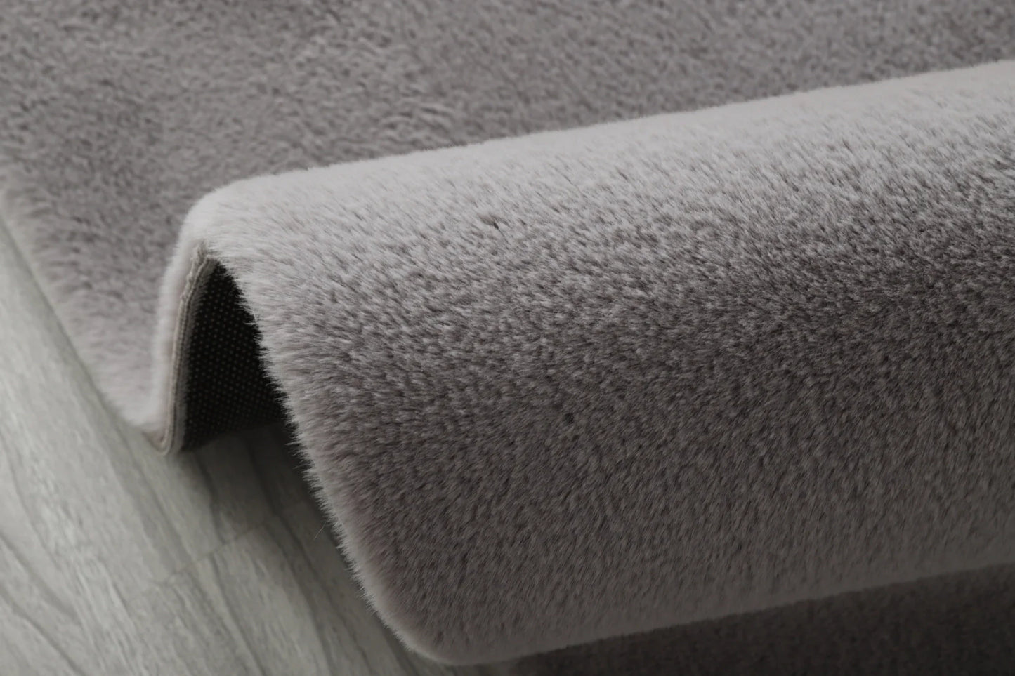 Covor pufos gri deschis pentru living, gros si moale, tip blanita, ideal pentru confort si design modern