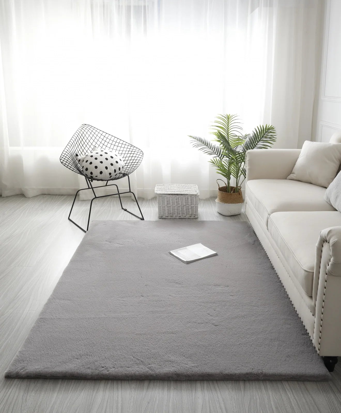 Covor pufos gri deschis pentru living, tip blanita, design modern si elegant, ideal pentru orice interior