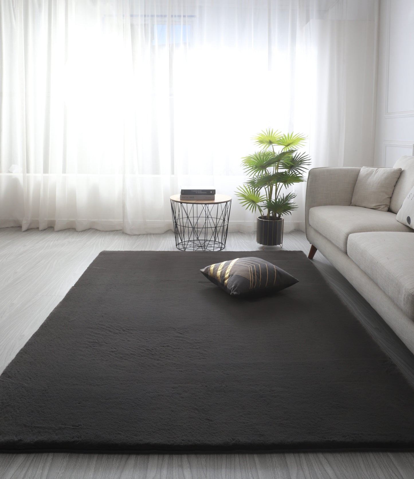 Covor pufos gri inchis pentru living, stil elegant, tip blanita, perfect pentru decor modern si confort