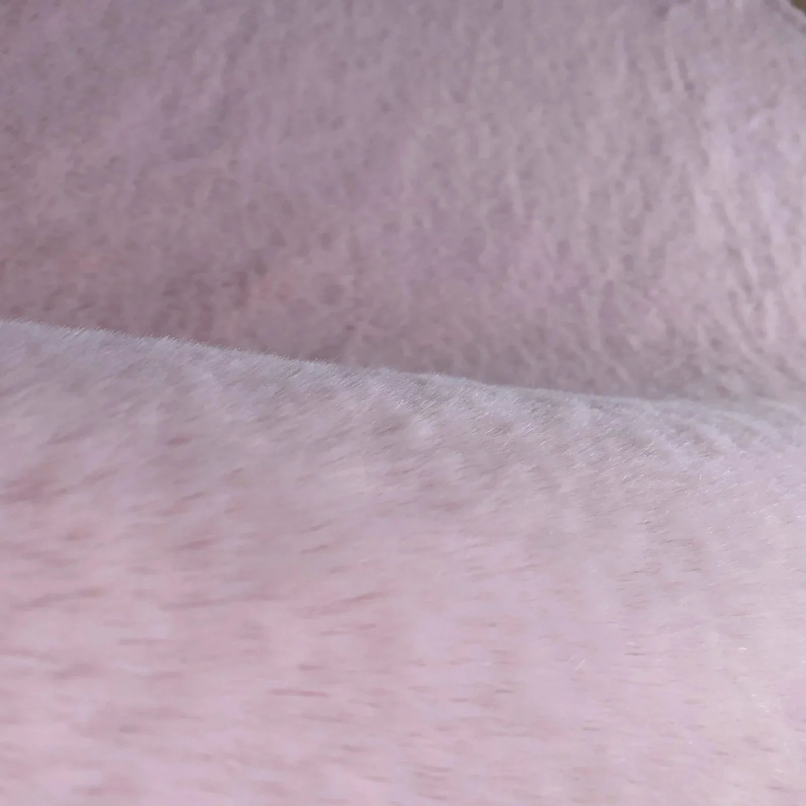 Covor pufos roz tip blanita, textura fina si placuta la atingere, ideal pentru confort si relaxare