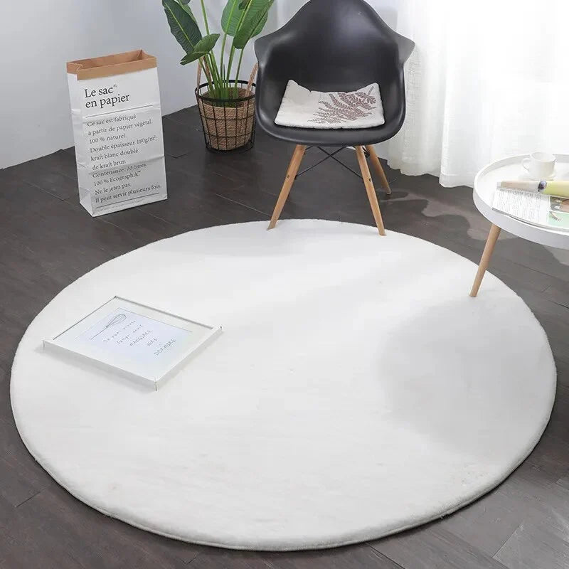 Covor rotund alb pufos tip blanita, moale si confortabil, perfect pentru living sau dormitor modern