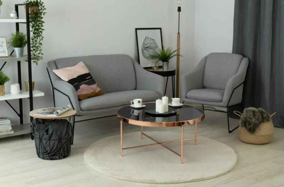 Covor rotund crem pufos tip blanita, moale si confortabil, perfect pentru living sau dormitor modern