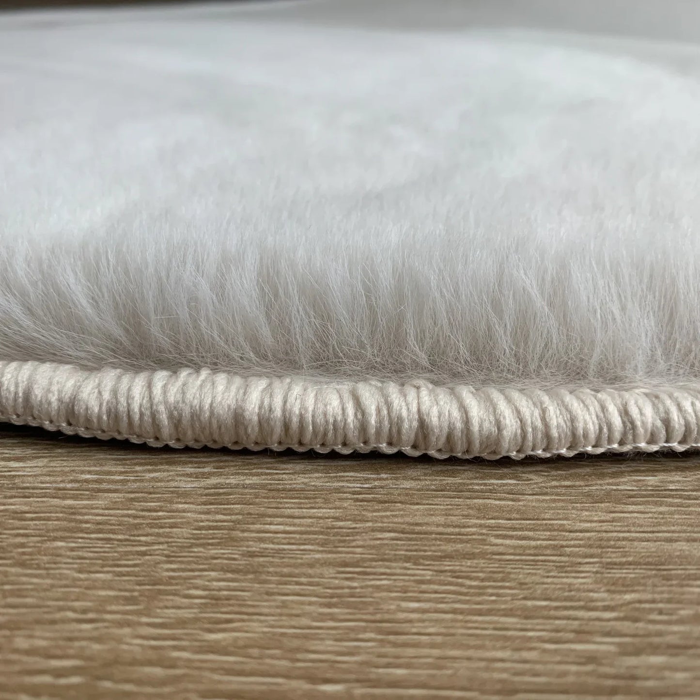 Covor rotund crem pufos pentru living, tip blanita, gros si confortabil, ideal pentru un decor elegant