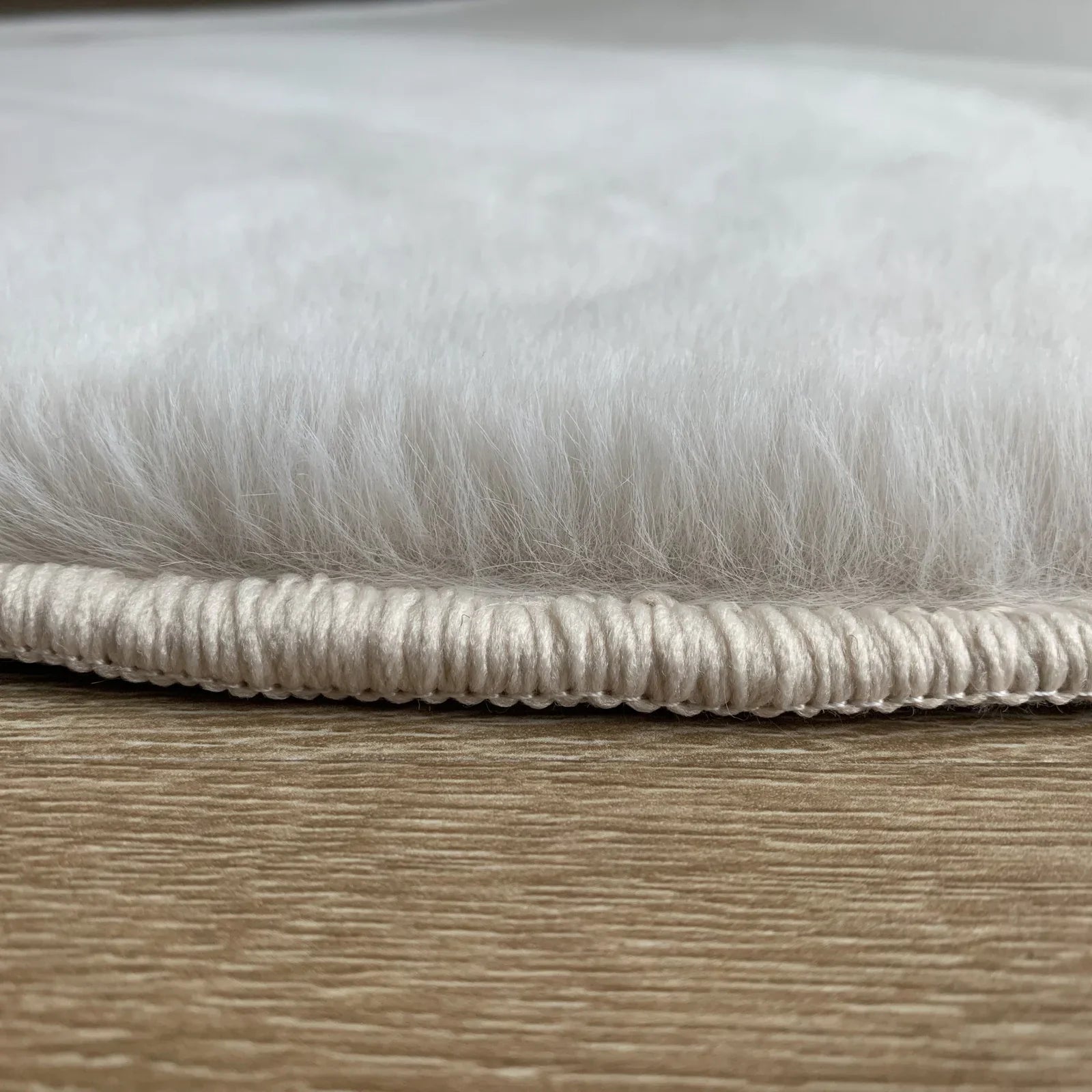 Covor rotund crem pufos pentru living, tip blanita, gros si confortabil, ideal pentru un decor elegant