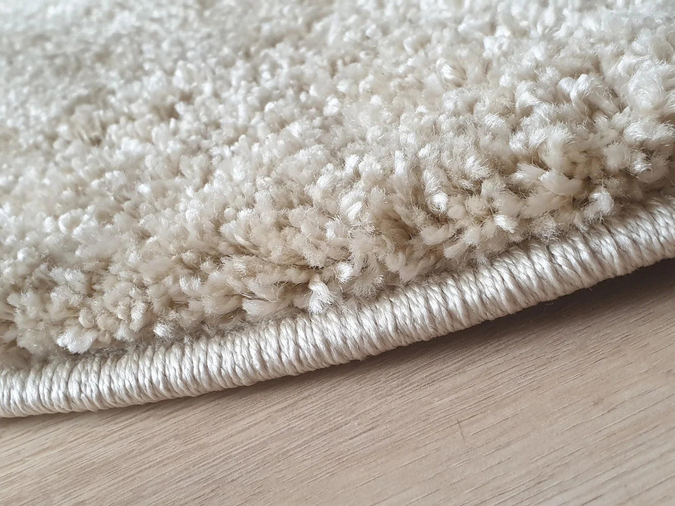 Covor rotund crem shaggy pentru living, covor pufos modern si decorativ pentru interior