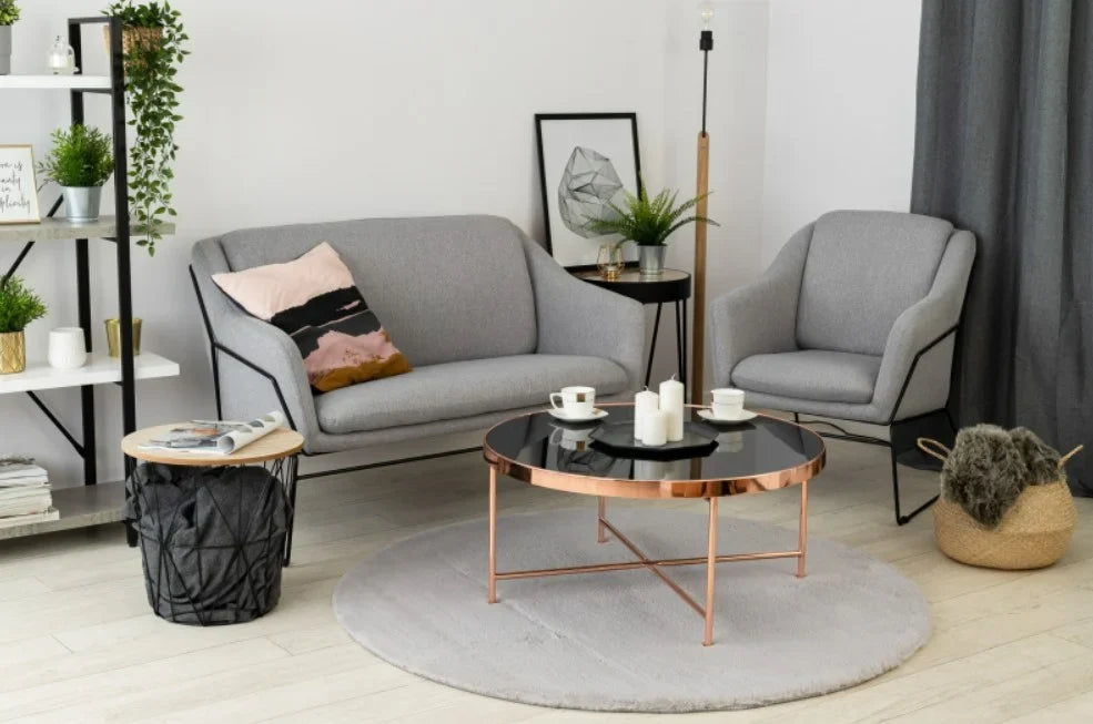 Covor rotund gri pufos tip blanita, moale si confortabil, perfect pentru living modern sau dormitor