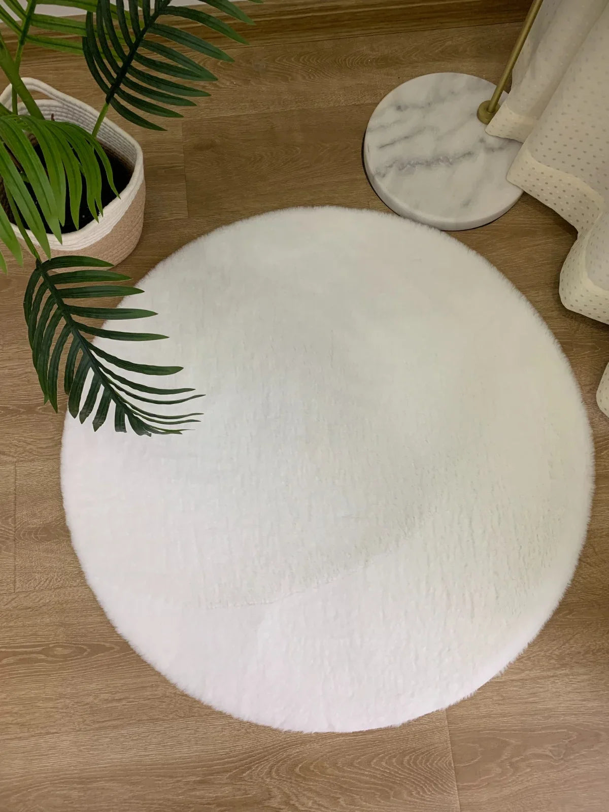 Covor rotund pufos alb pentru living, tip blanita, design modern si elegant, ideal pentru decor luminos