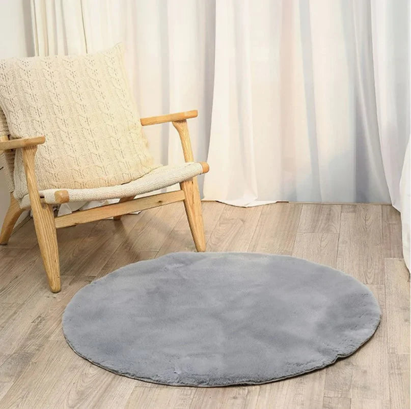 Covor rotund pufos gri pentru living, tip blanita, design modern si elegant, ideal pentru decor confortabil