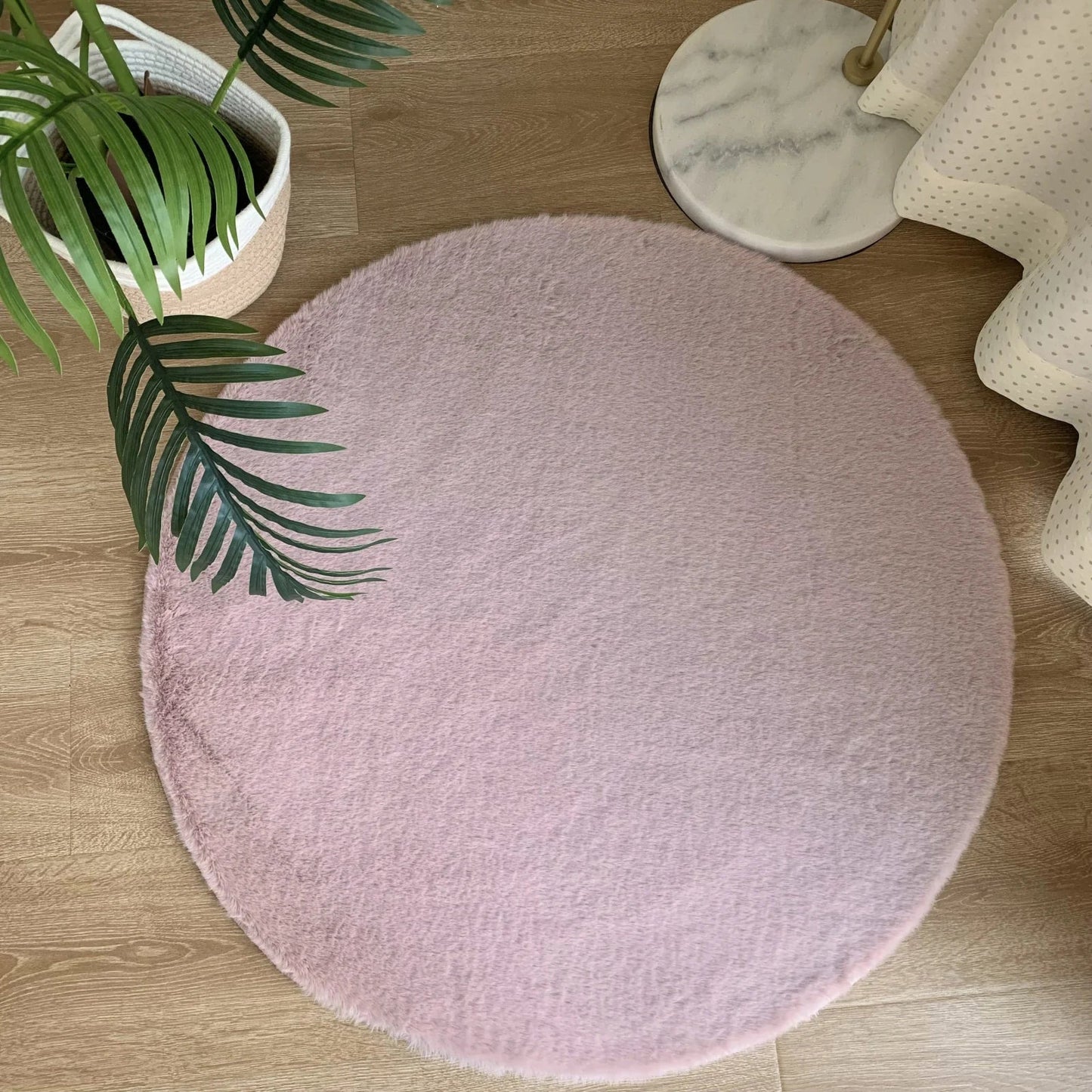 Covor rotund pufos roz pentru living, tip blanita, design modern si elegant, ideal pentru decor cozy