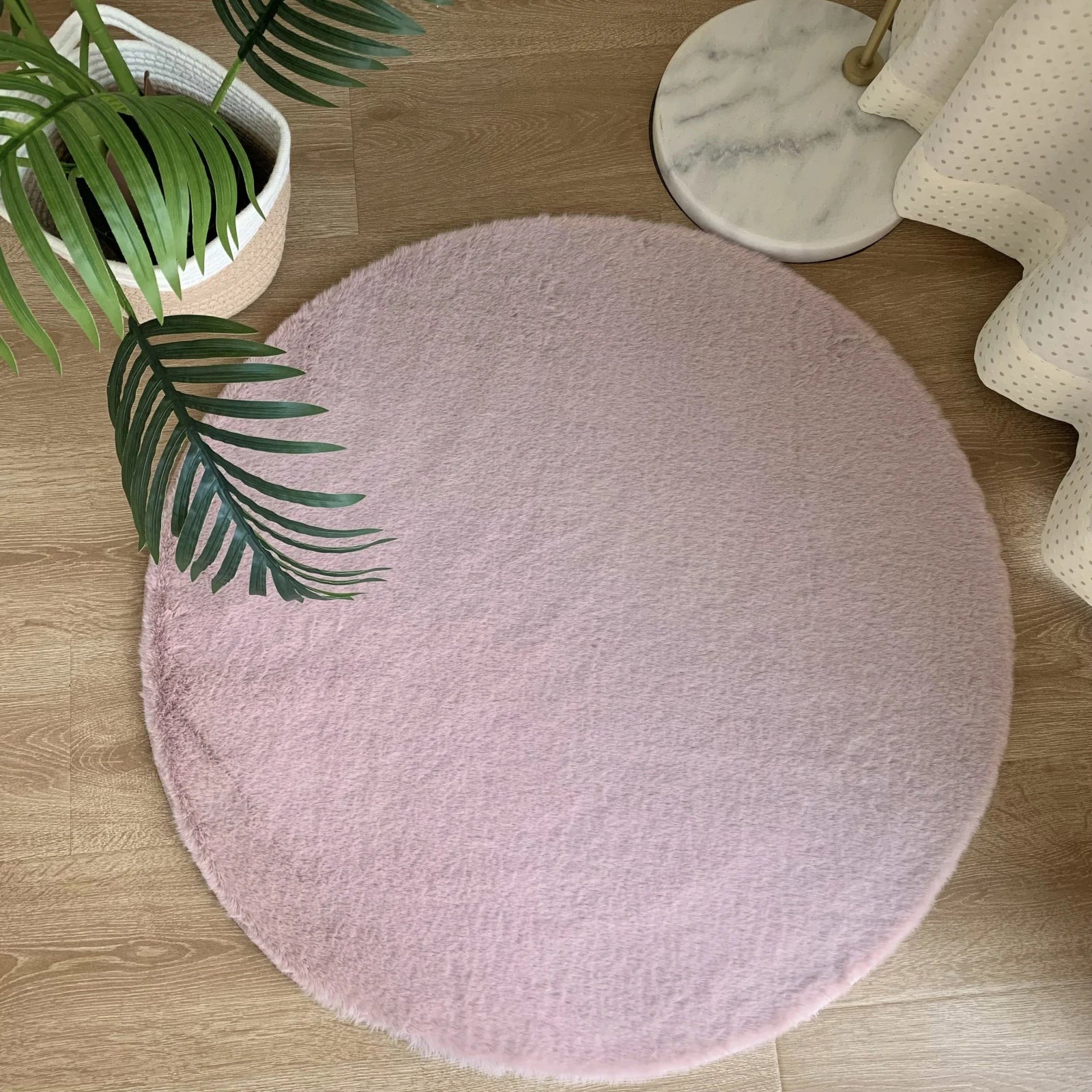 Covor rotund pufos roz pentru living, tip blanita, design modern si elegant, ideal pentru decor cozy