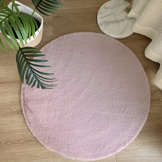 Covor rotund pufos roz pentru living, tip blanita, design modern si elegant, ideal pentru decor cozy