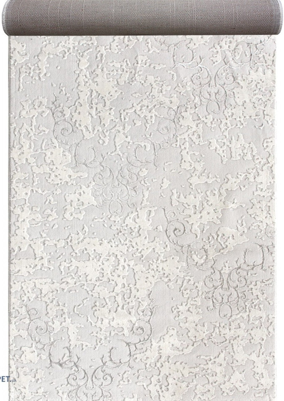 Covor traversa alba cu model discret potrivit pentru interior elegant