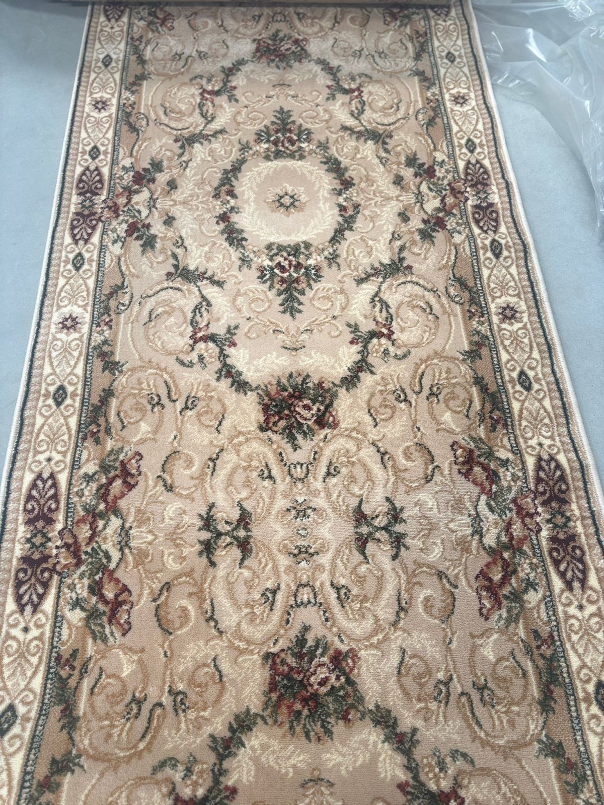 Covor traversa crem bej cu model traditional floral pentru interior rafinat