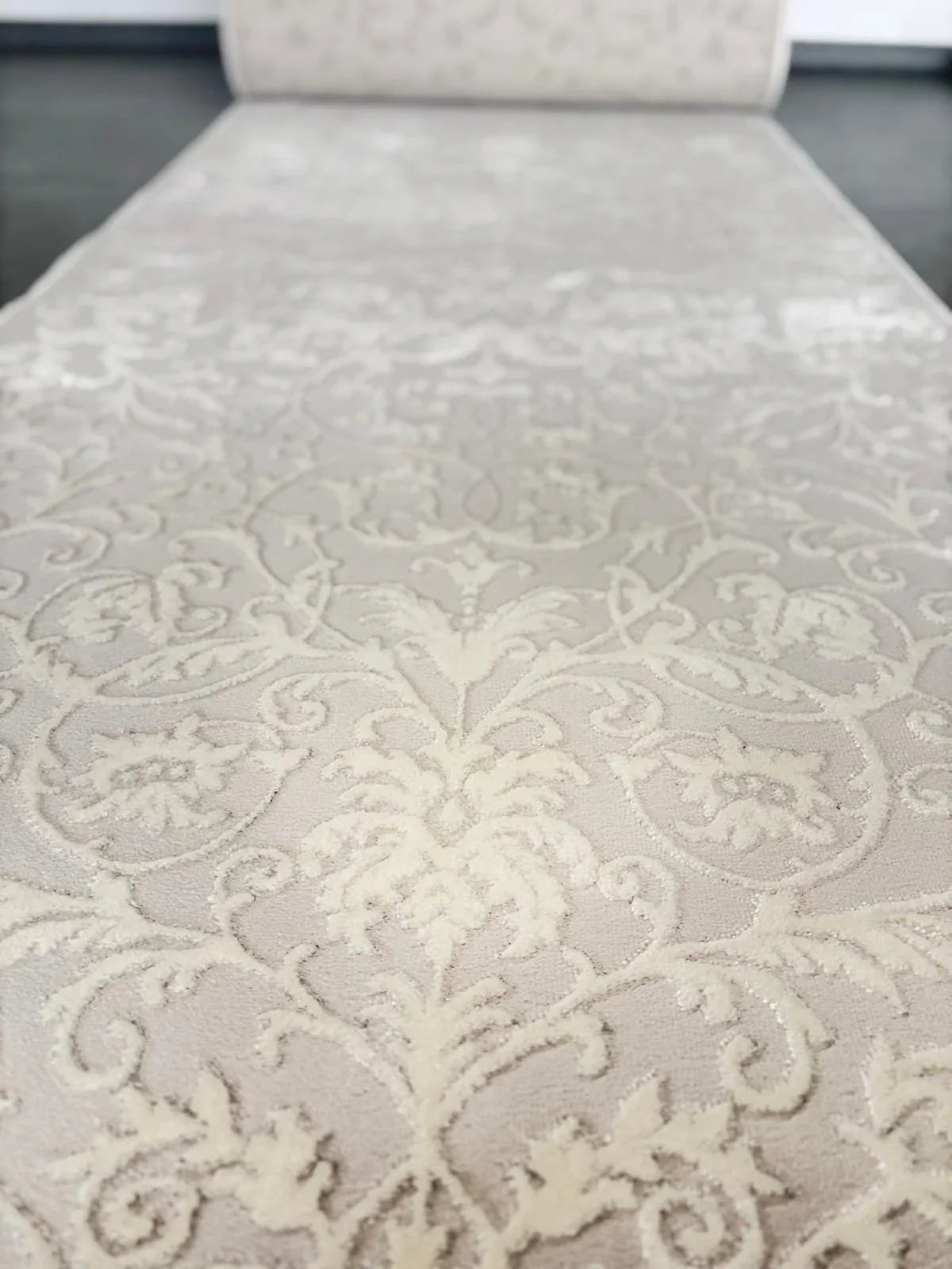 Covor traversa crem cu model floral modern in relief