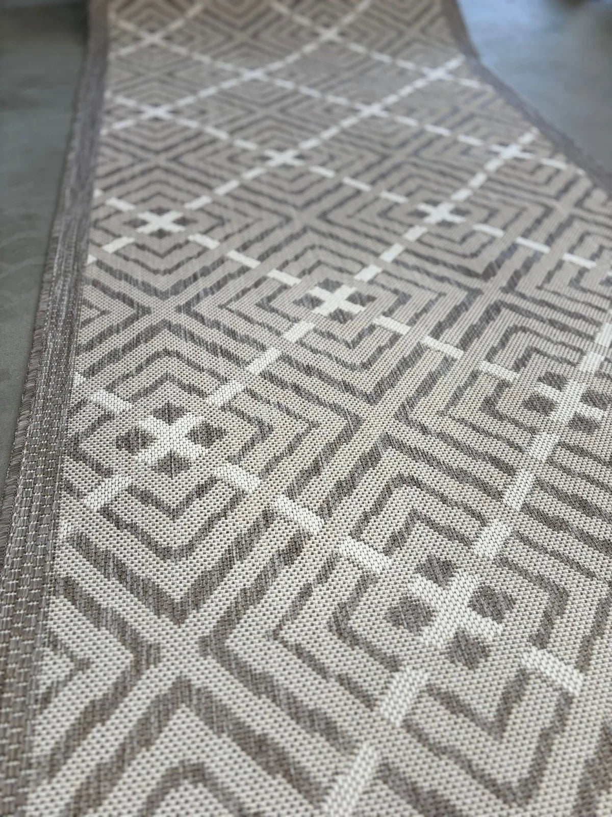 Detaliu model traversa crem pentru bucatarie, design modern si suport antiderapant