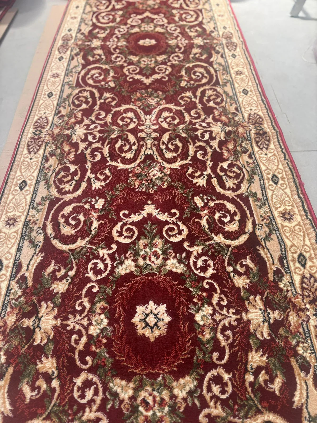 Covor traversa grena cu model ornamental clasic pentru interior elegant