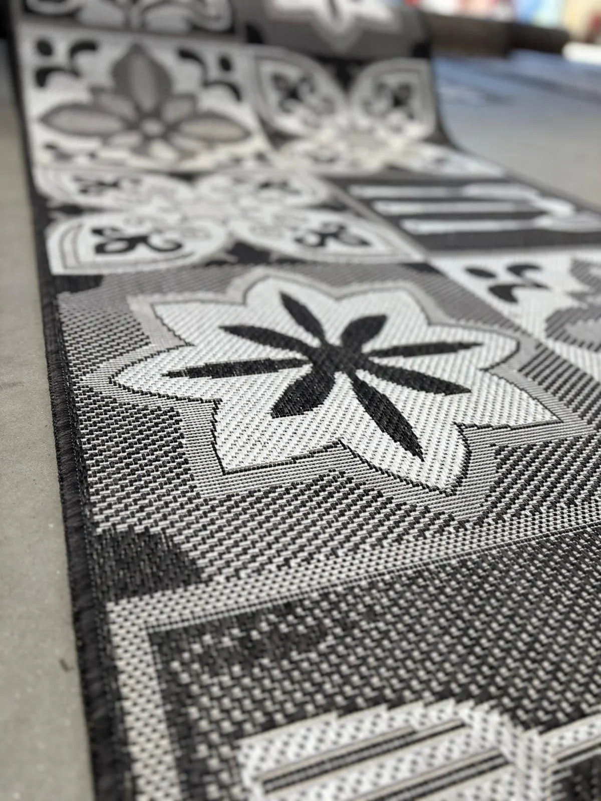 Traversa covor gri pentru bucatarie, textura rezistenta la trafic zilnic si design decorativ