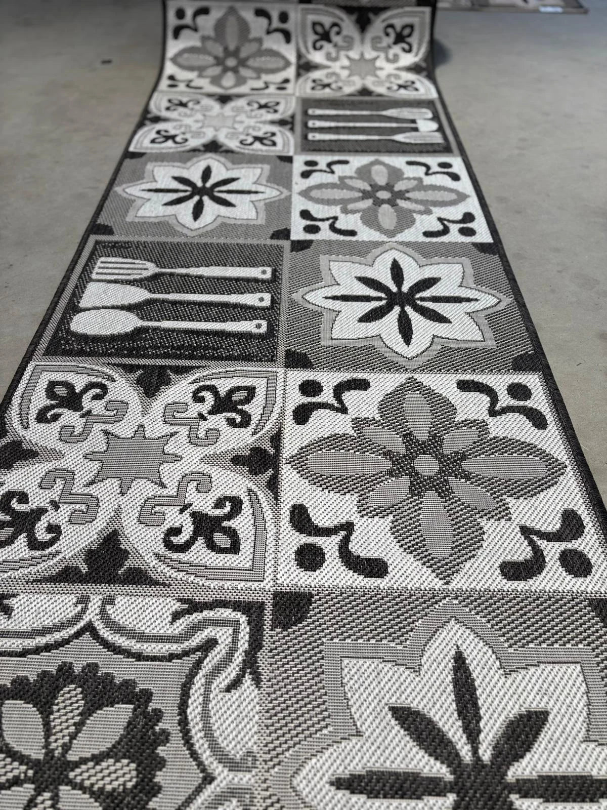 Detaliu model floral traversa gri pentru bucatarie, margini festonate si material rezistent