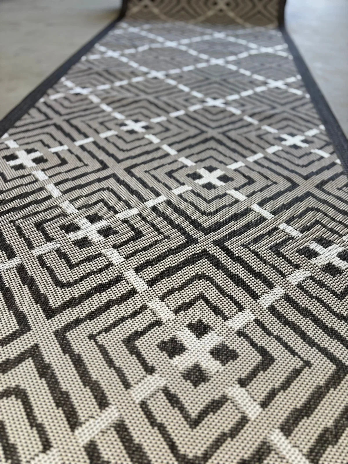 Pattern geometric traversa gri pentru bucatarie, design contemporan potrivit pentru interioare moderne