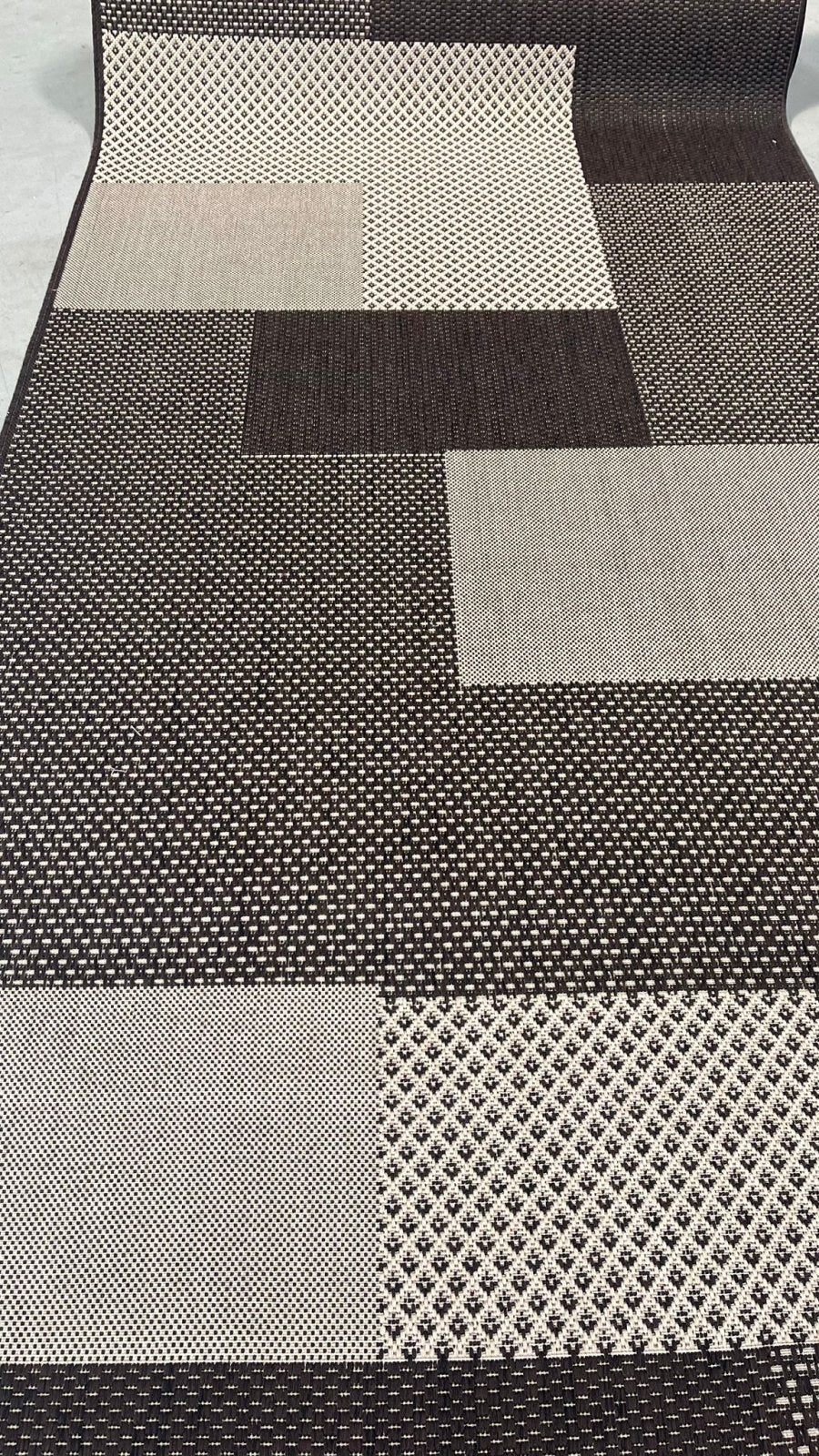 Covor traversa maro geometric pentru bucatarie, cu baza antialunecare si margini festonate rezistente