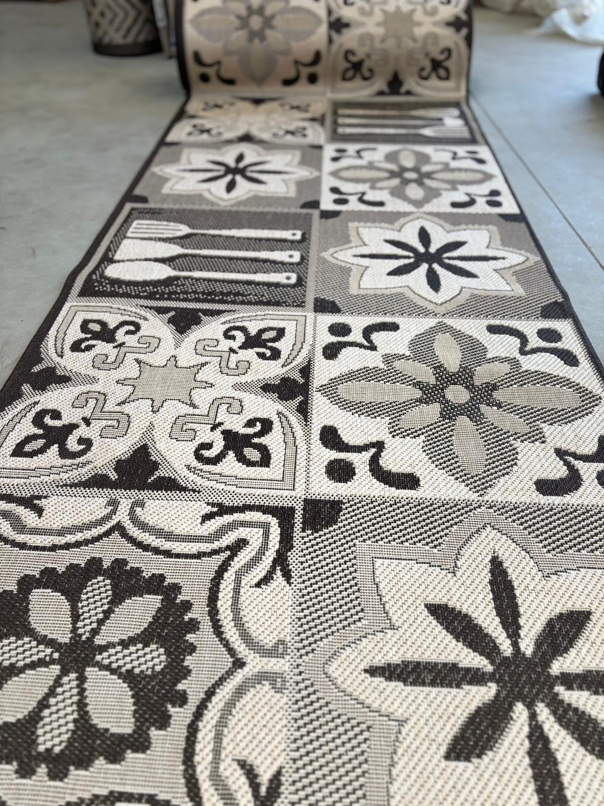 Covor traversa maro pentru bucatarie, design vintage cu elemente florale, baza antialunecare pentru stabilitate