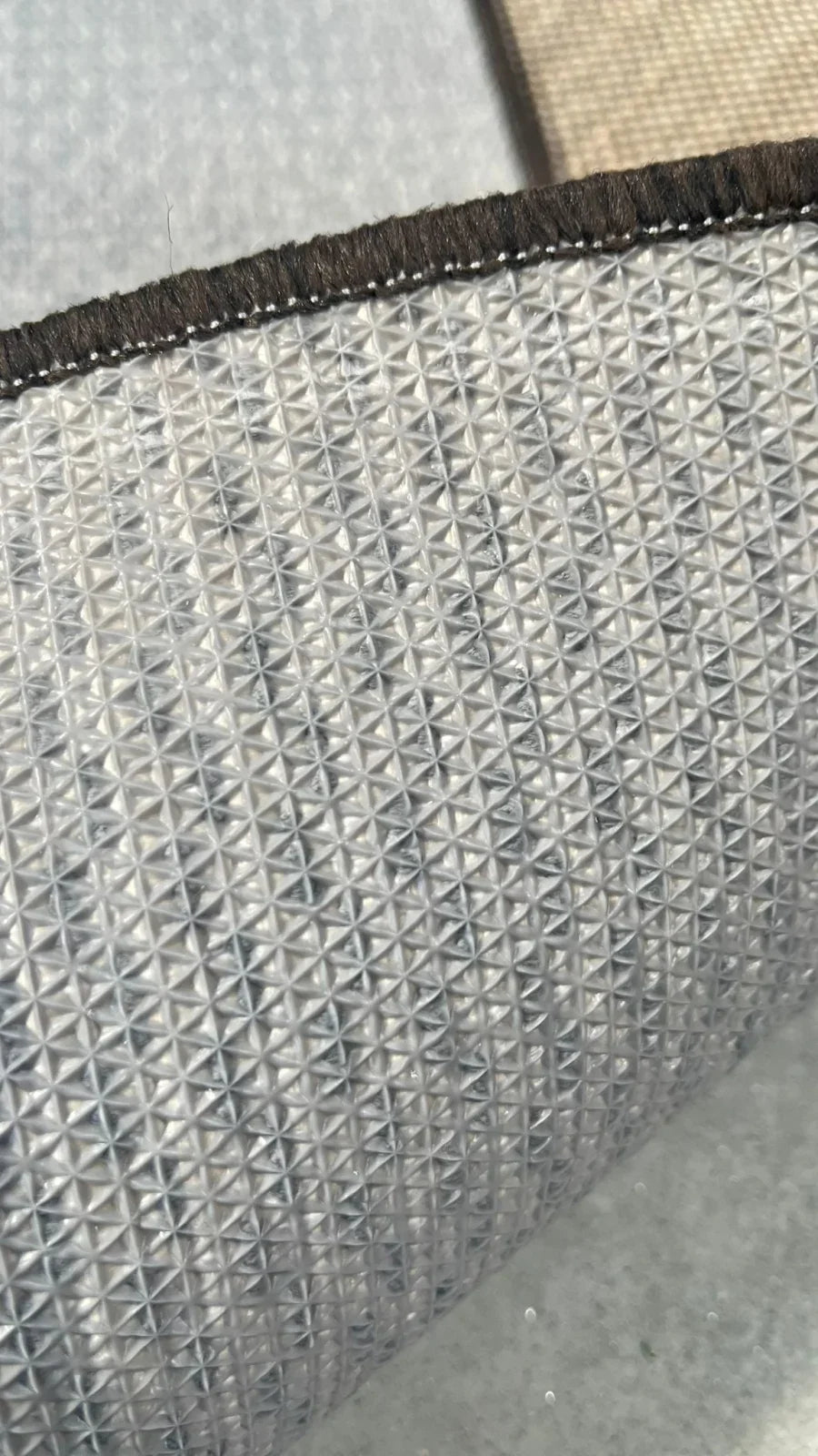 Textura traversa covor maro pentru bucatarie, material rezistent la trafic, finisaj festonat durabil