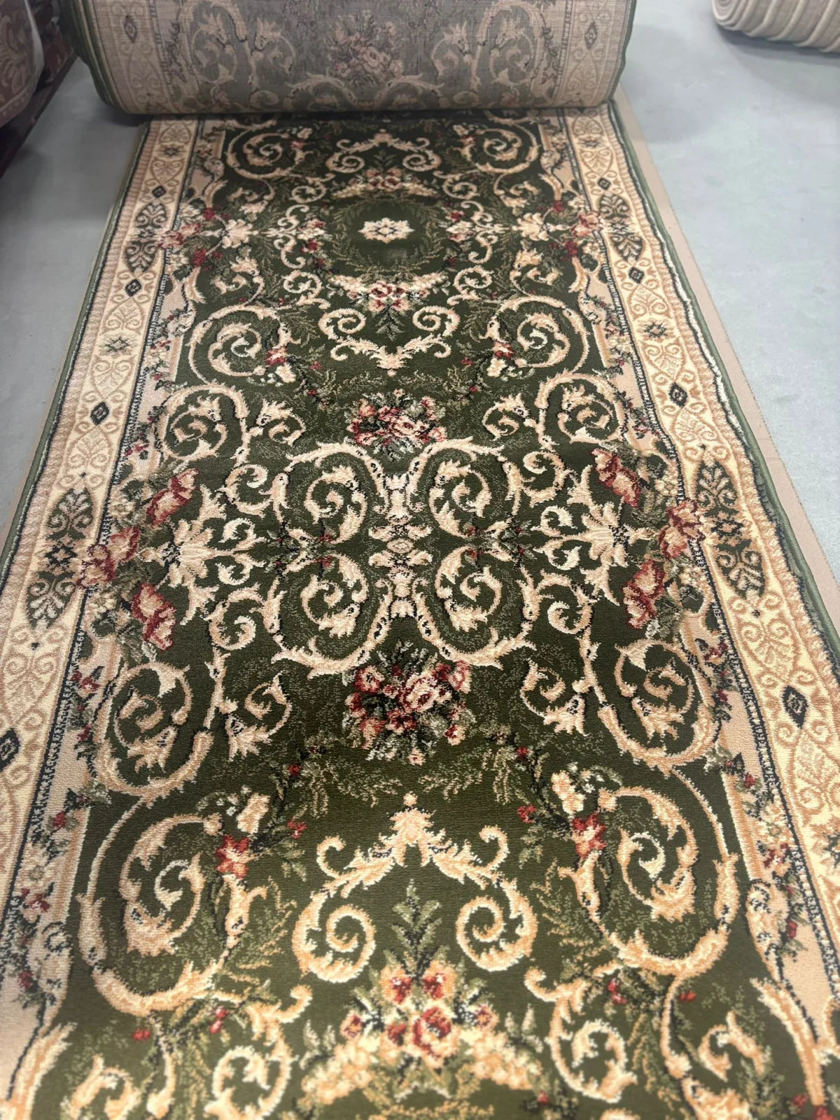 Covor traversa verde cu design ornamental clasic pentru interior rafinat