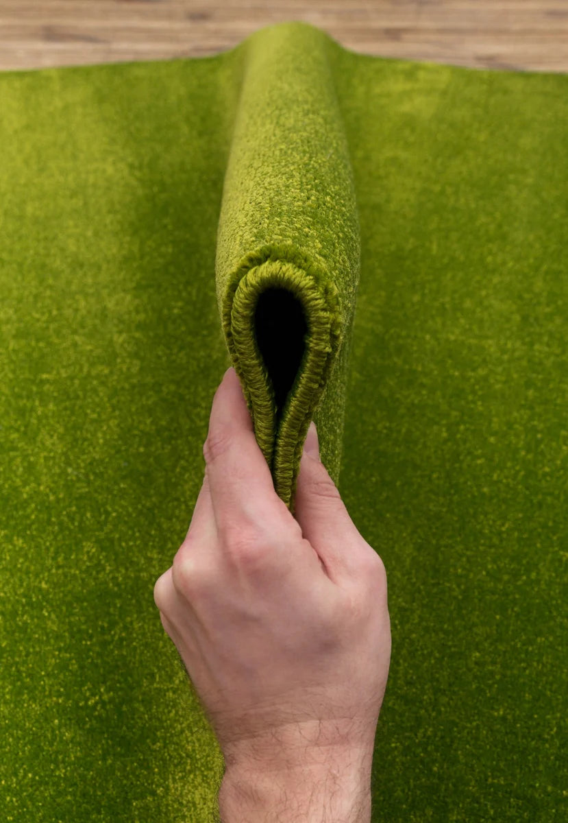 Covor verde gros si rezistent, detalii material premium, covor camera confortabil si durabil