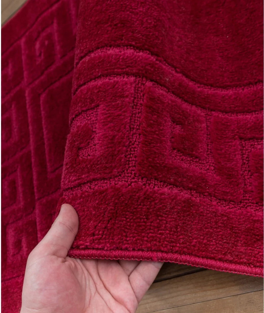 detaliu covor baie visiniu textura moale covoras baie modern pentru baie