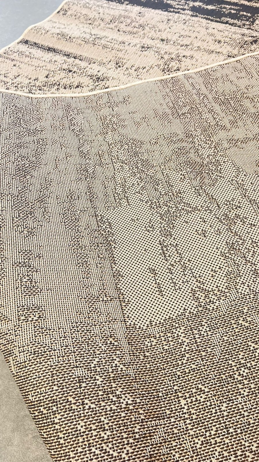detaliu covor bej maro textura moderna material durabil covor pentru living si bucatarie