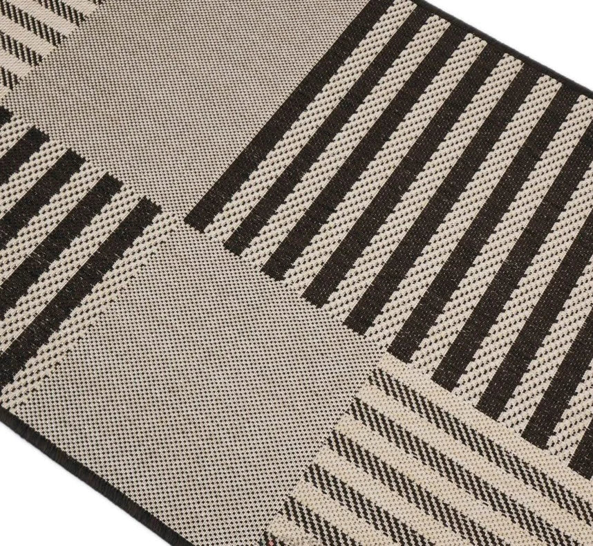 detaliu covor bucatarie crem maro model liniar material rezistent si usor de curatat