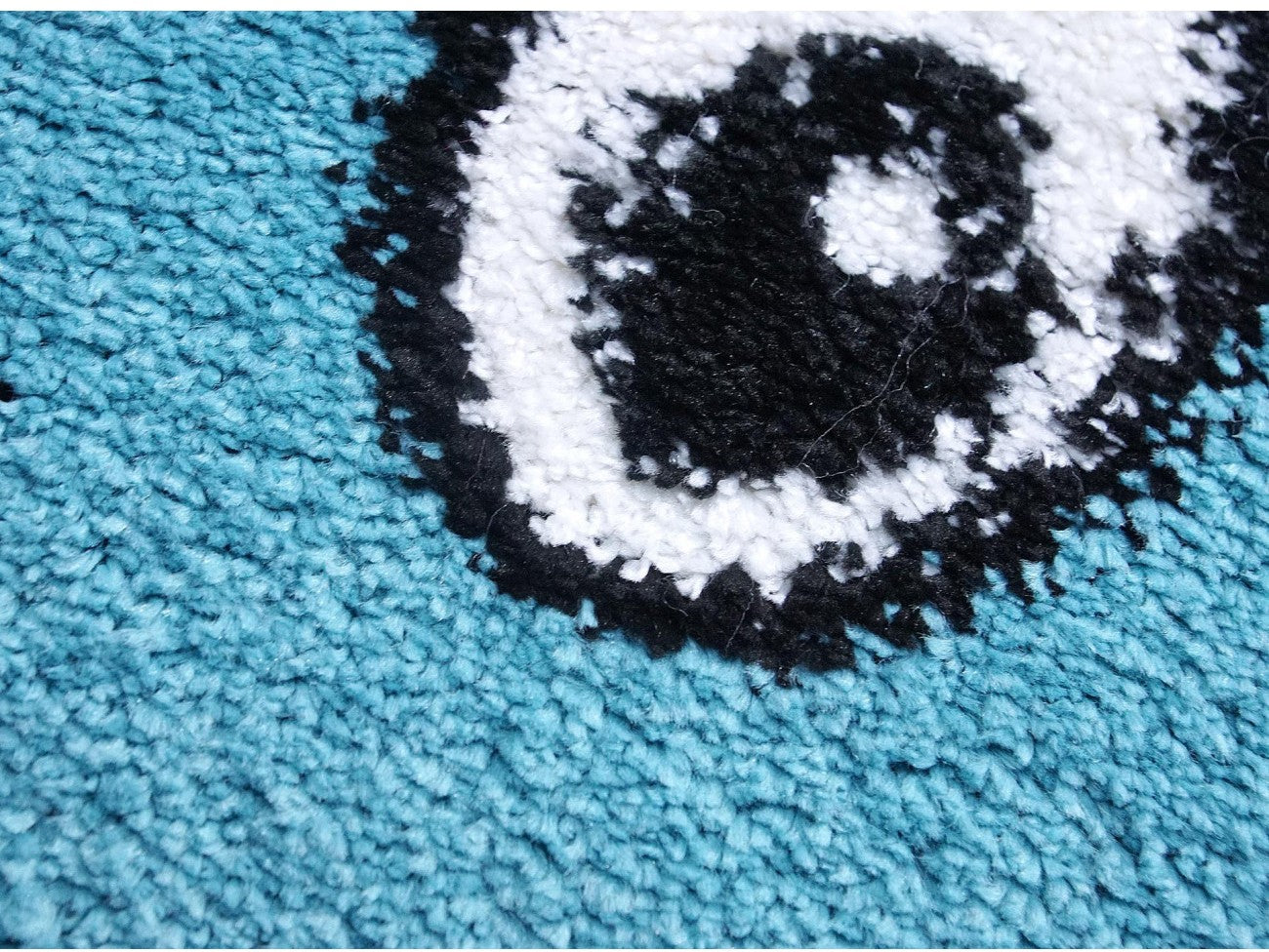 detaliu covor copii albastru smile textura pufoasa material moale pentru camera copilului