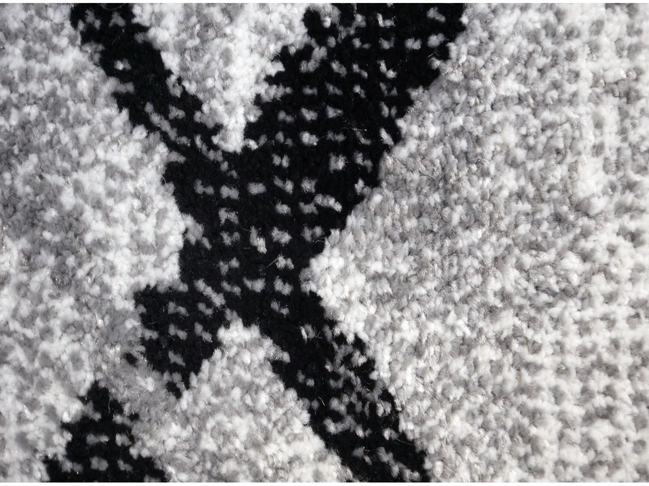Detaliu covor gri modern cu model geometric negru textura fir scurt pentru living