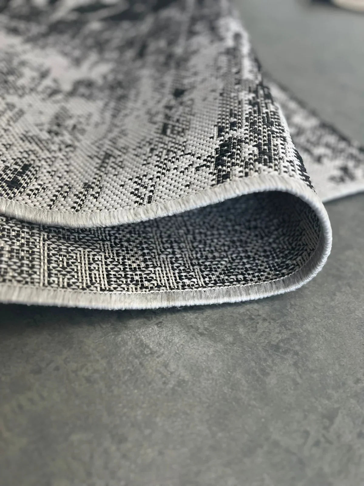 detaliu covor gri textura moderna material durabil covor pentru living si bucatarie
