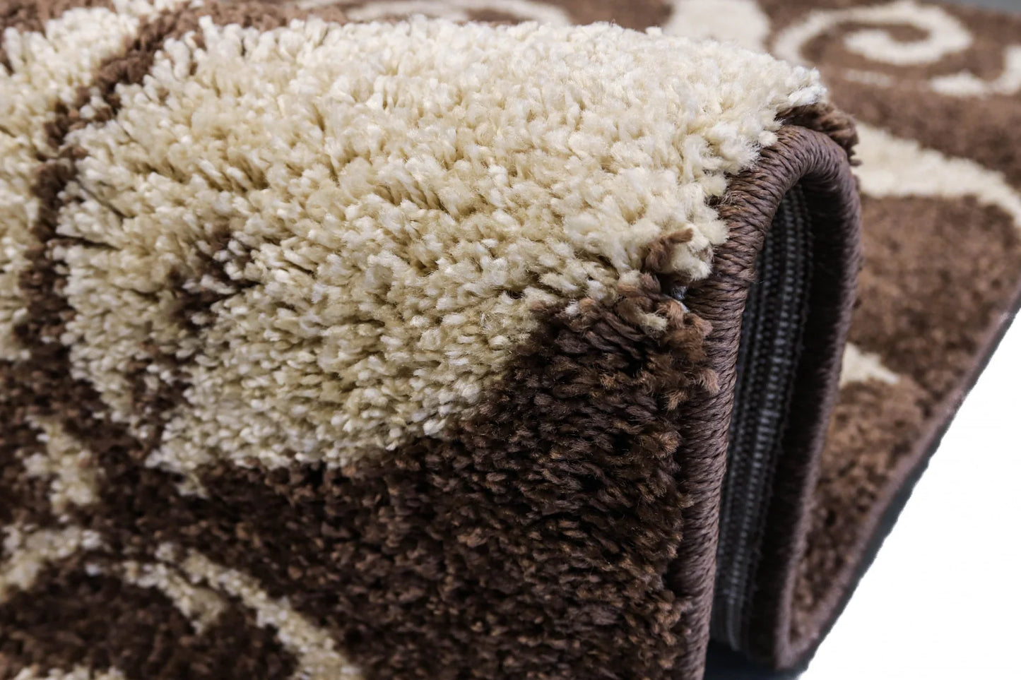 detaliu covor maro pufos textura groasa material confortabil pentru living si dormitor