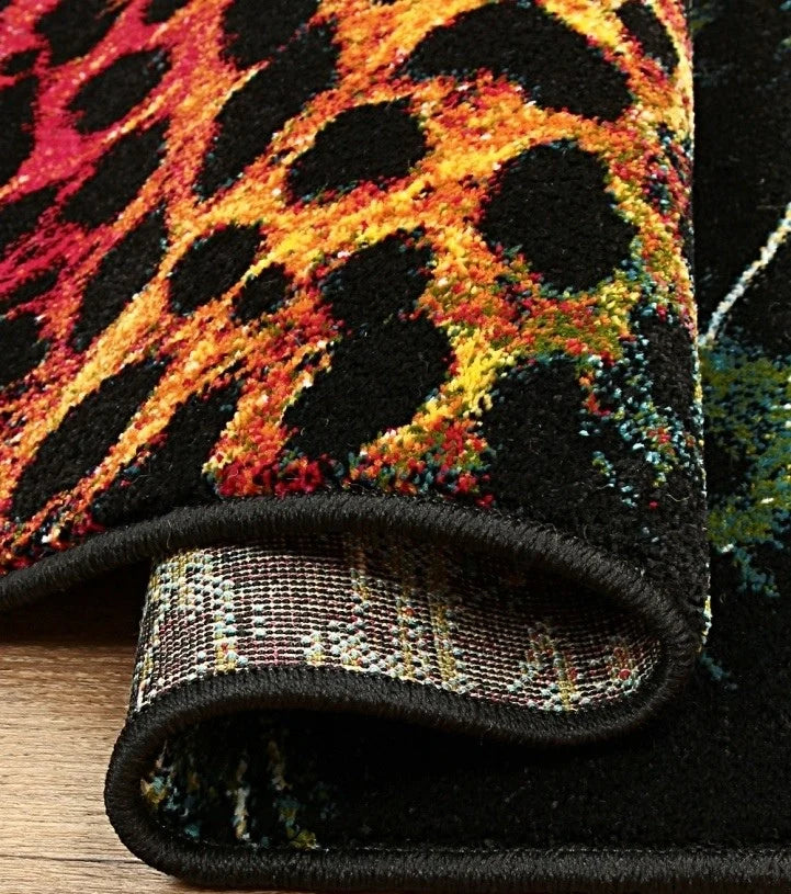 Detaliu covor modern cu leopard colorat și textură moale pentru living