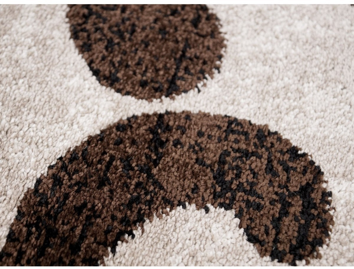 Detaliu covor oval bej maro textura fir scurt dens si confortabil