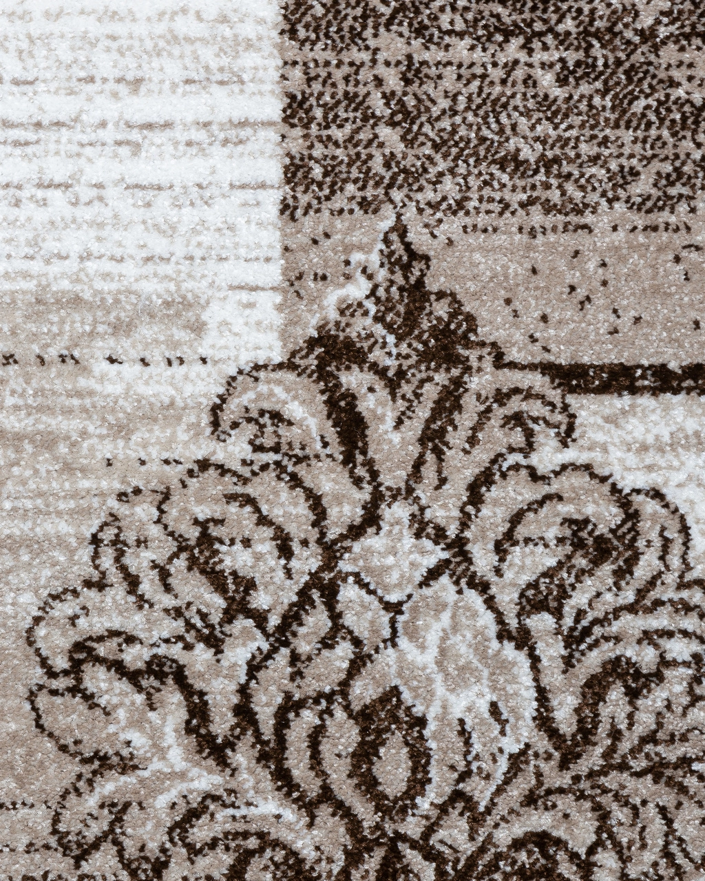 Detaliu covor oval crem maro cu model floral si textura fina