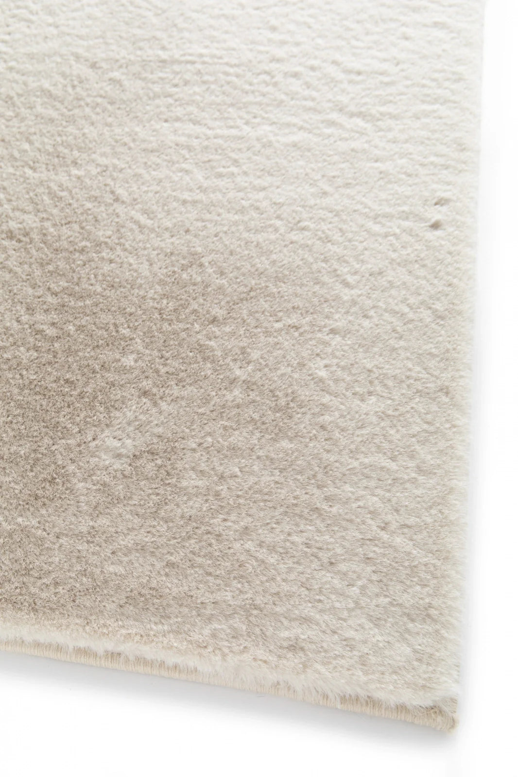 detaliu covor pufos crem blanita iepure textura fina covor moale pentru living si dormitor