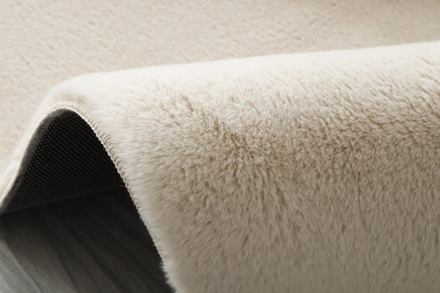 detaliu covor pufos crem blanita iepure textura fina covor moale pentru dormitor si living